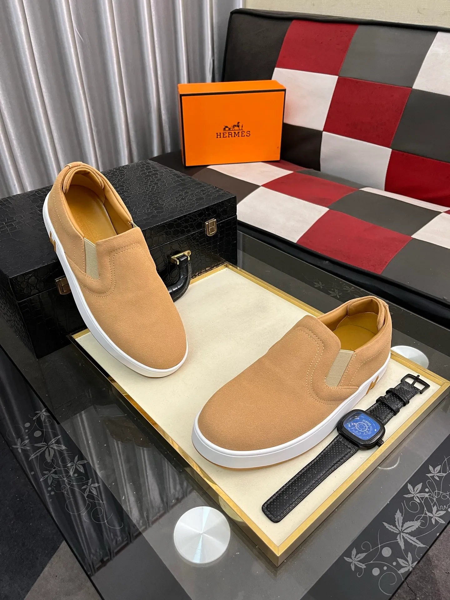 Men's Men's Shoes💰458⌚️⌚️HERMES/Hermès Hugo sneakers are casual men's shoes. These sneakers are made of imported first-layer cowhide leather and breathable mesh design. The contrasting color design creates a dynamic and modern shape. The front end of the toe is decorated with natural-color rubber inlays, making it novel and fashionable. The texture is incomparable, with cowhide lining and cowhide foot pads, the upper foot is comfortable and breathable, and the rubber sole is decorated with geometric patterns and iconic "H" details. A very personal one! Size: 38-44